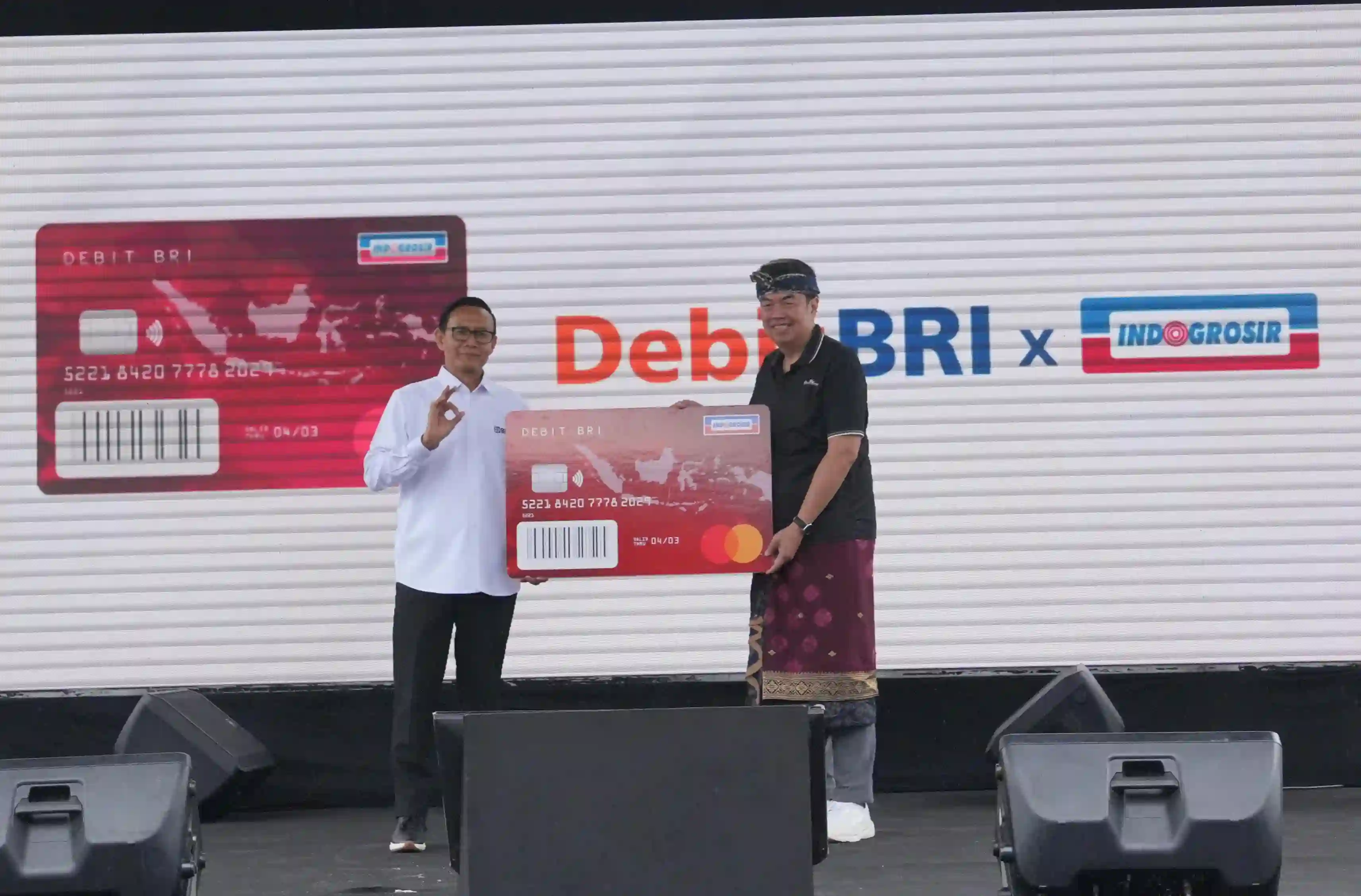Kartu Debit Co-Branding BRI – Indogrosir, yang secara resmi diperkenalkan bertepatan dengan pembukaan outlet terbaru