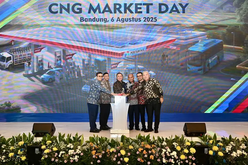 (Kiri ke kanan) Wakil Direktur Utama Pertamina Oki Muraza, Direktur Pembinaan Program Migas Direktorat Jenderal Migas Kementerian ESDM Mirza Mahendra, Komisaris Utama Pertamina Mochamad Iriawan, Kepala SKK Migas Djoko Siswanto, Direktur Utama Pertamina Patra Niaga Mars Ega Legowo dan juga Direktur Utama PGN Arief Setiawan Handoko bersama-sama secara simbolis menekan tombol sebagai tanda pembukaan CNG Market Day 2025 yang diselenggarakan di Ballroom 3, Hotel Pullman, Bandung, Rabu, 6 Agustus 2025