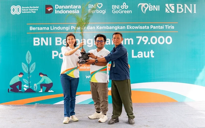BNI melakukan penanaman 79.000 cemara di Pantai Tiris, Indramayu. Foto: doc BNI