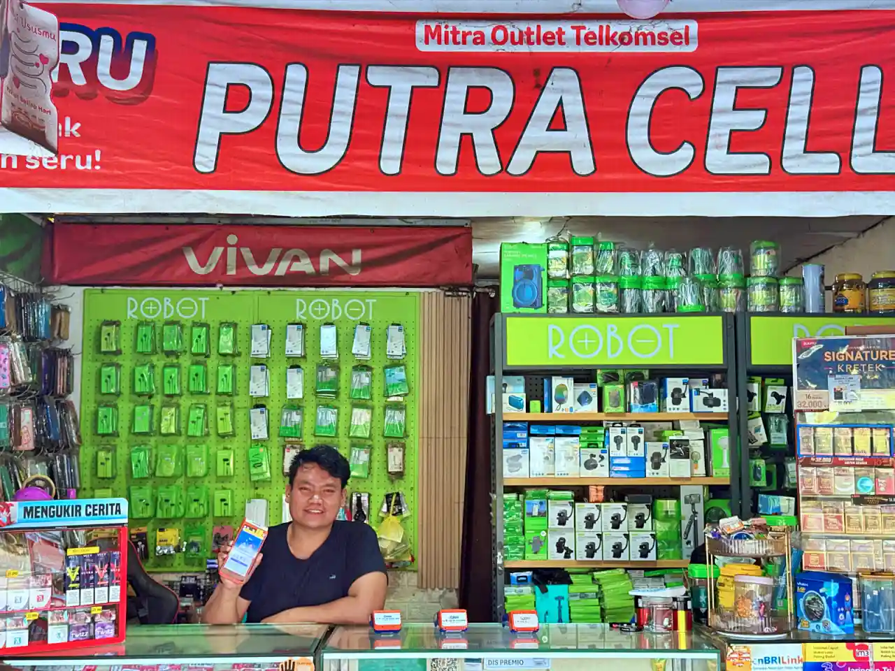Berawal dari toko kecil yang hanya menjual pulsa dan voucher, Sony Pranata kini sukses membangun jaringan toko AgenBRILink yang tersebar di Desa Ulak Pandan, Kabupaten Lahat, Sumatera Selatan. (Foto: Dok. BRI)