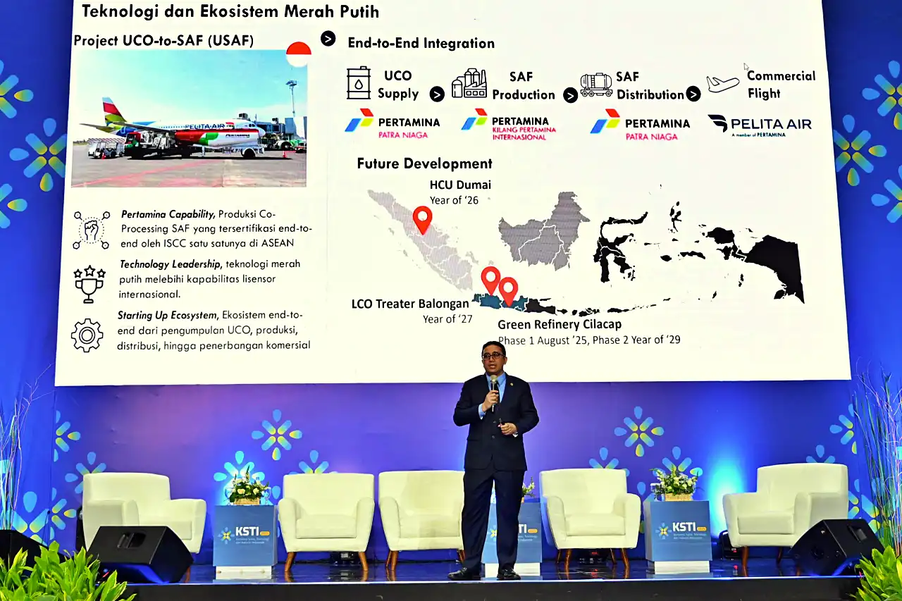 Wakil Direktur Utama Pertamina Oki Muraza memberikan pemaparan saat menjadi  narasumber parallel session dengan tema energi pada acara Konvensi Sains, Teknologi, dan Industri Indonesia 2025 yang diselenggarakan di Gedung Sasana Budaya Ganesha, Bandung, Jumat, 8 Agustus 2025. (Foto: Dok. Pertamina)