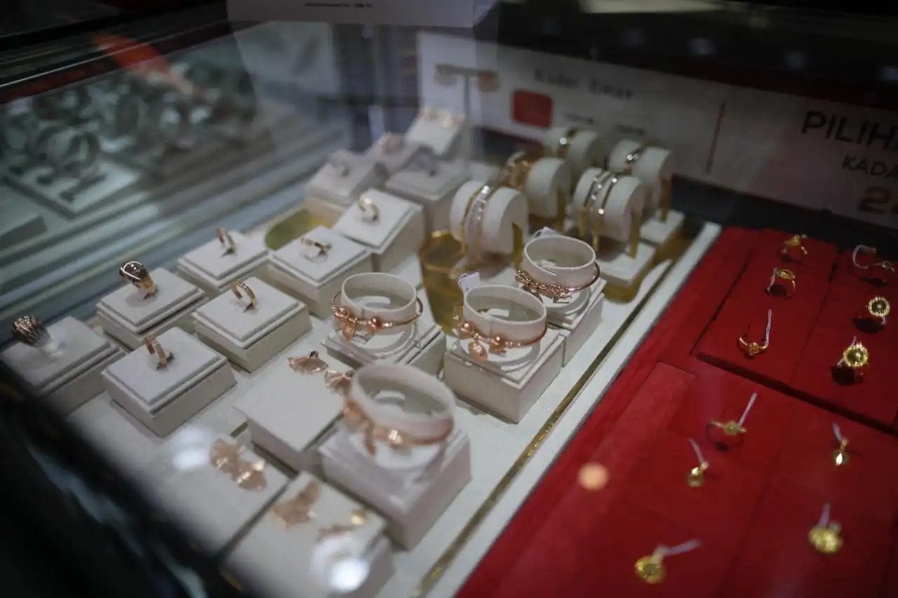 Harga emas dunia pada perdagangan awal pekan ini, Senin, 11 Agustus 2025 terdeteksi melemah tipis. Foto: doc KabarBursa.com