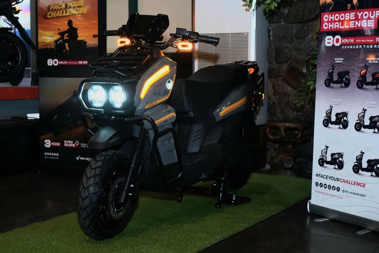 Motor listrik petualang Indomobil eMotor Tyranno resmi mengaspal di Surabaya. Berikut harganya. Foto: dok. Indomobil
