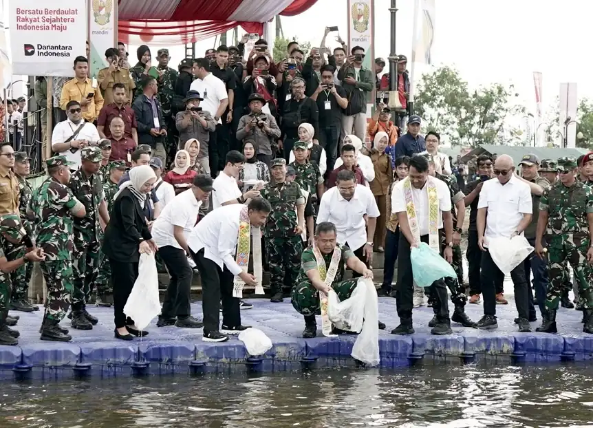 Aksi Bank Mandiri bersama TNI AD membersihkan Situ Bagendit, Waduk Jatiluhur, Waduk Cirata dan Waduk Saguling sebagai komitmen mendorong kesejahteraan masyarakat desa dan ekonomi berkelanjutan. Foto: Bank Mandiri.