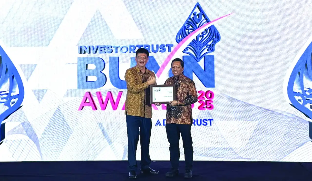 VP Corporate Secretary Finnet Ido Laksono (kanan) saat menerima penghargaan “Excellence in Digital Banking Turnaround” dalam ajang InvestorTrust BUMN Awards 2025 di Jakarta pada, Kamis, 31 Juli 2025. Foto: Dok Telkom.