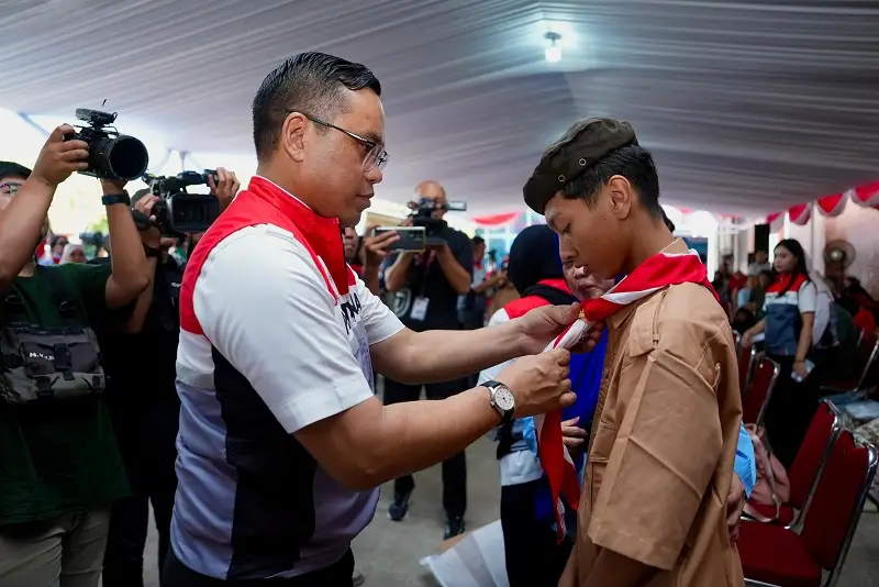 Pertamina membagikan seragam sekolah gratis untuk siswa di program SESAMA. Foto: doc Pertamina. 