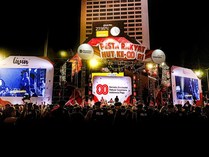Panggung pesta rakyat Bank Mandiri meriahkan HUT ke-80 RI, di Bundaran HI, Minggu, 17 Agustus 2025. Foto: Bank Mandiri.
