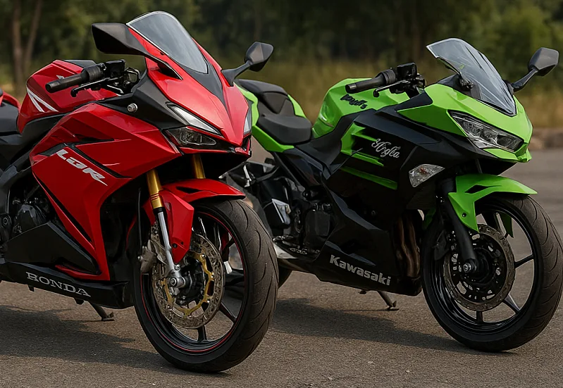 Ilustrasi perbandingan Honda CBR250RR dan Kawasaki Ninja 250. Foto ini dibuat oleh AI untuk KabarBursa.com.