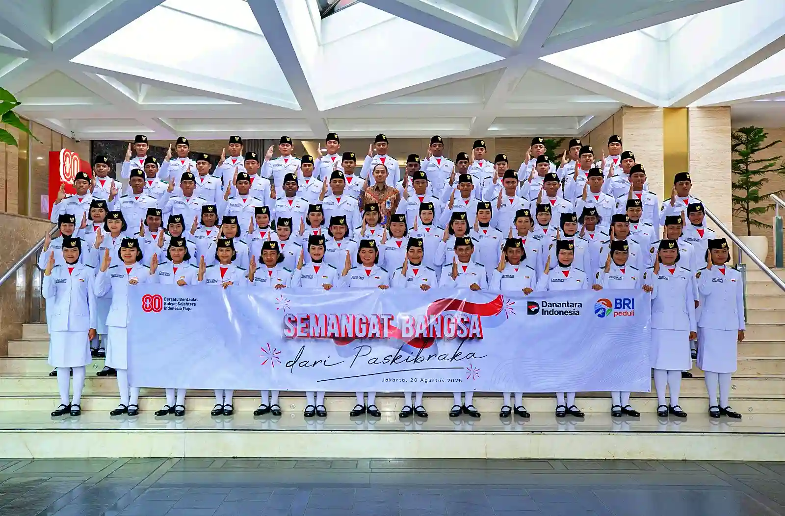 BRI terus menunjukkan komitmen dan konsistensinya dalam mengapresiasi putra-putri terbaik bangsa berprestasi yang tergabung dalam Pasukan Pengibar Bendera Pusaka (Paskibraka). (Foto: Dok. BRI)