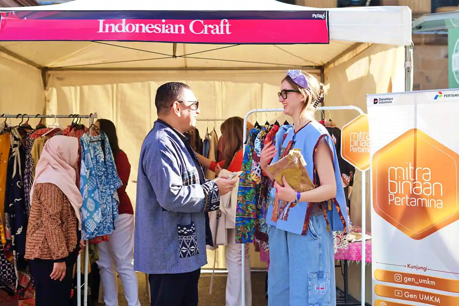 Lord Mayor Brisbane mengapresiasi produk-produk UMKM binaan Pertamina, karena kualitas produk Indonesia diterima oleh masyarakat Brisbane. (Foto: Dok. Pertamina)