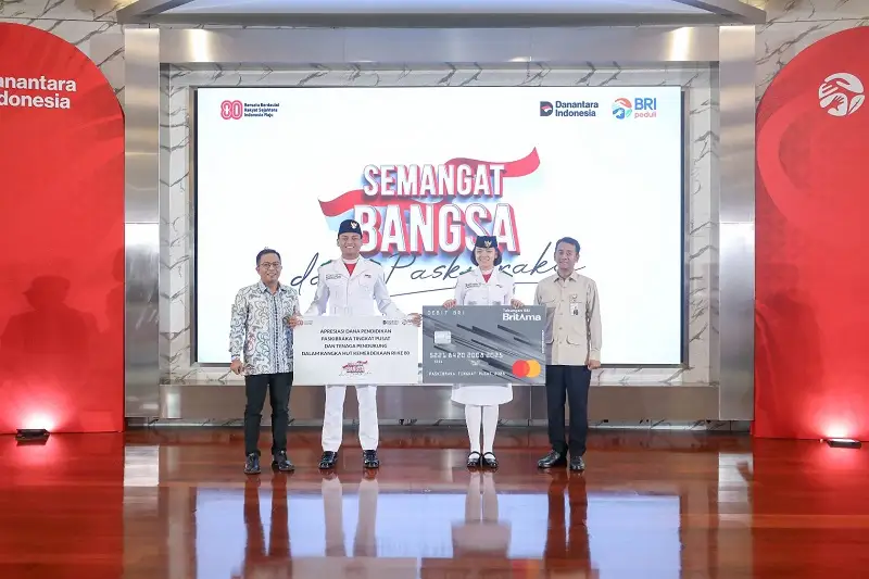 Pemberian apresiasi kepada pasukan pengibar bendera. Foto: doc BRI. 