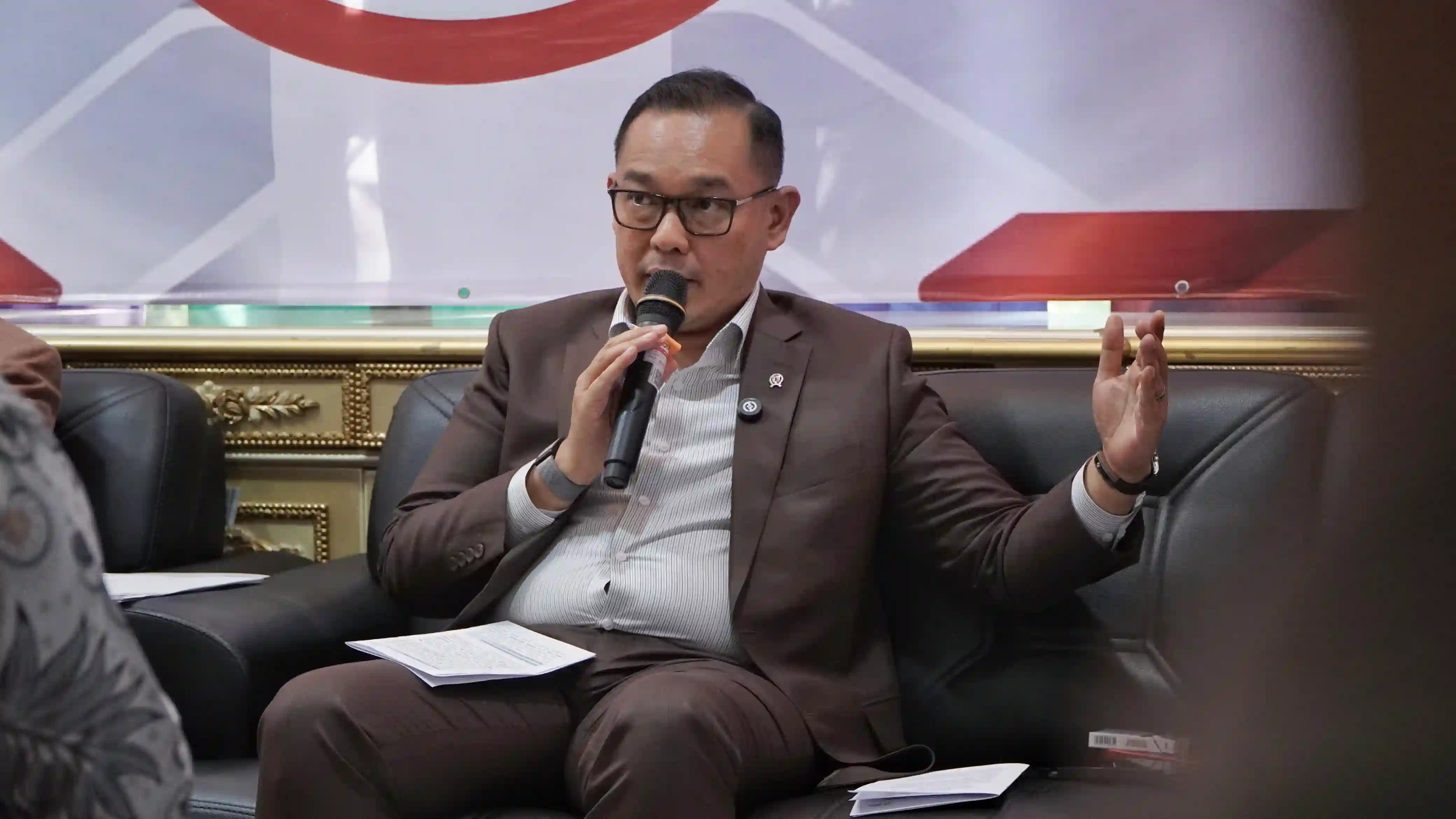 Todo menjelaskan penyerapan tenaga kerja sebagai dampak positif dari investasi tetap harus dilihat dari berbagai sudut pandang