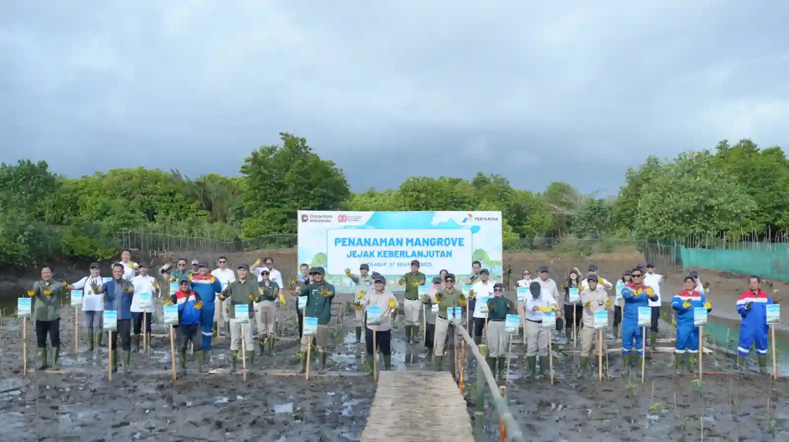 Penanaman mangrove dilakukan di Kampoeng Kepiting, Desa Lemah Leutik, Kelurahan Kutawaru, Kecamatan Cilacap Tengah