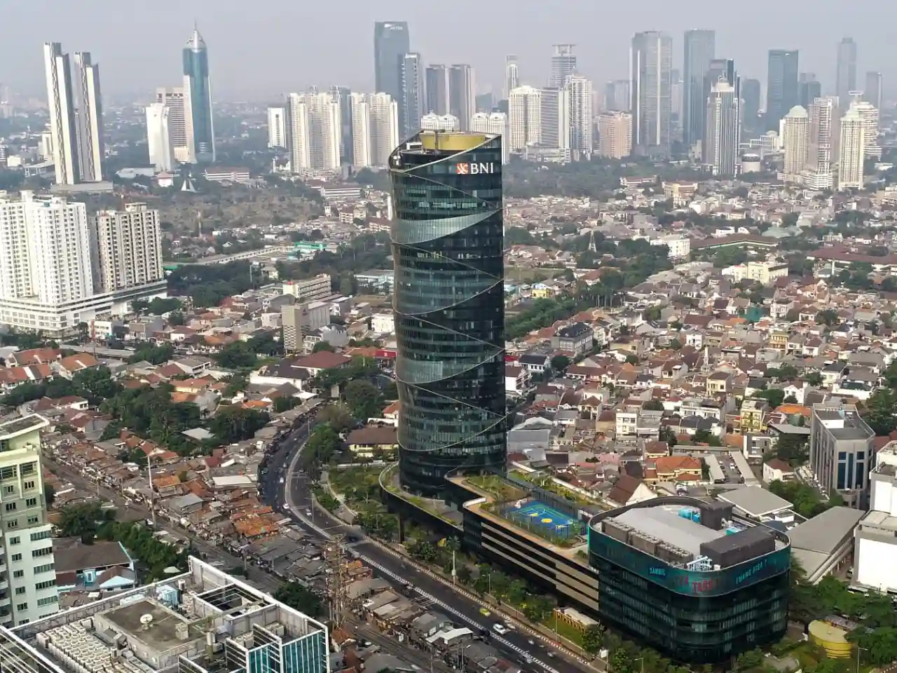 Saat kejadian, tidak ada nasabah dan pegawai di area tersebut karena operasional kantor cabang sudah tutup