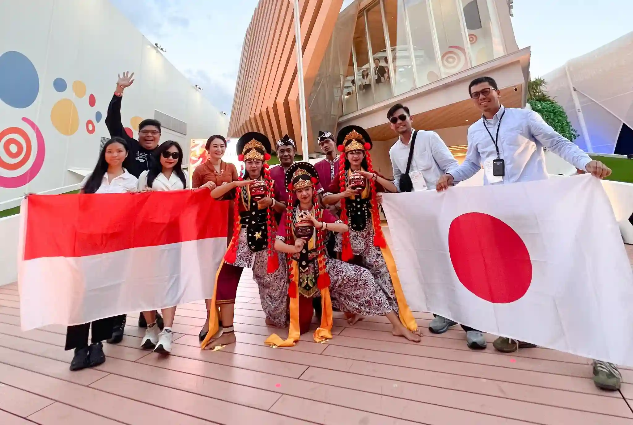 Penampilan tari Topeng Juntinyuat dari Indramayu. Foto: Pertamina.