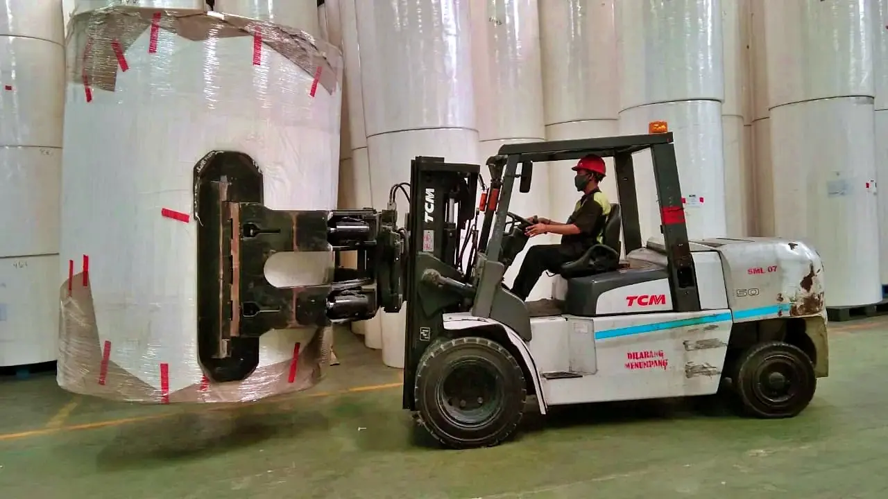 Salah satu forklift yang disewakan oleh PT Sarana Mitra Luas Tbk. Foto: Dok SMIL.
