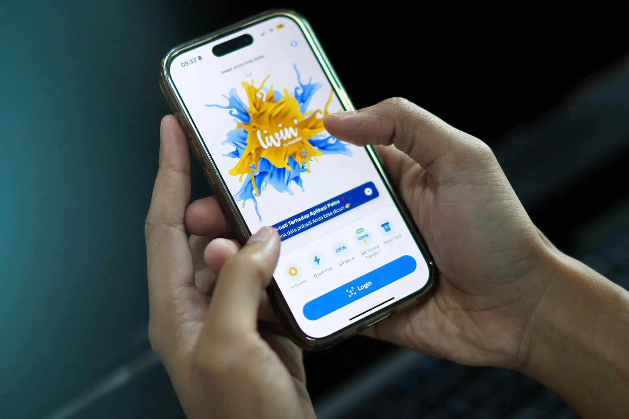 Ilustrasi: Nasabah membuka aplikasi Livin' by Mandiri. Foto: Mandiri.