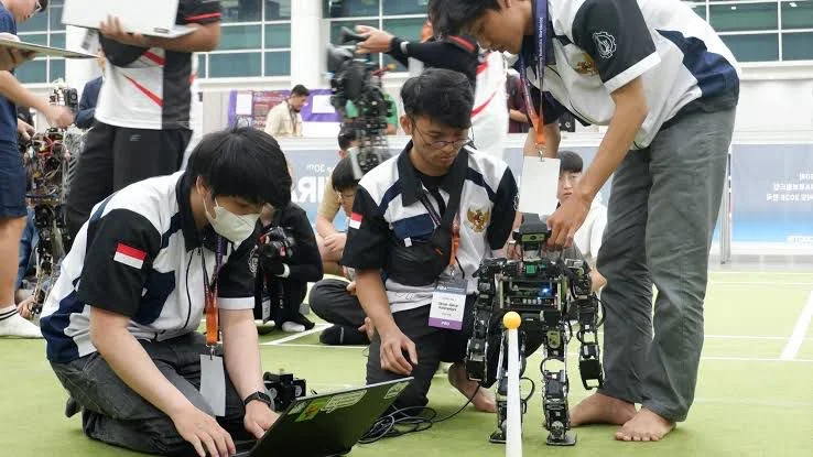 Tim Robotik Ichiro dari Institut Teknologi Sepuluh Nopember (ITS). Foto: doc Daihatsu