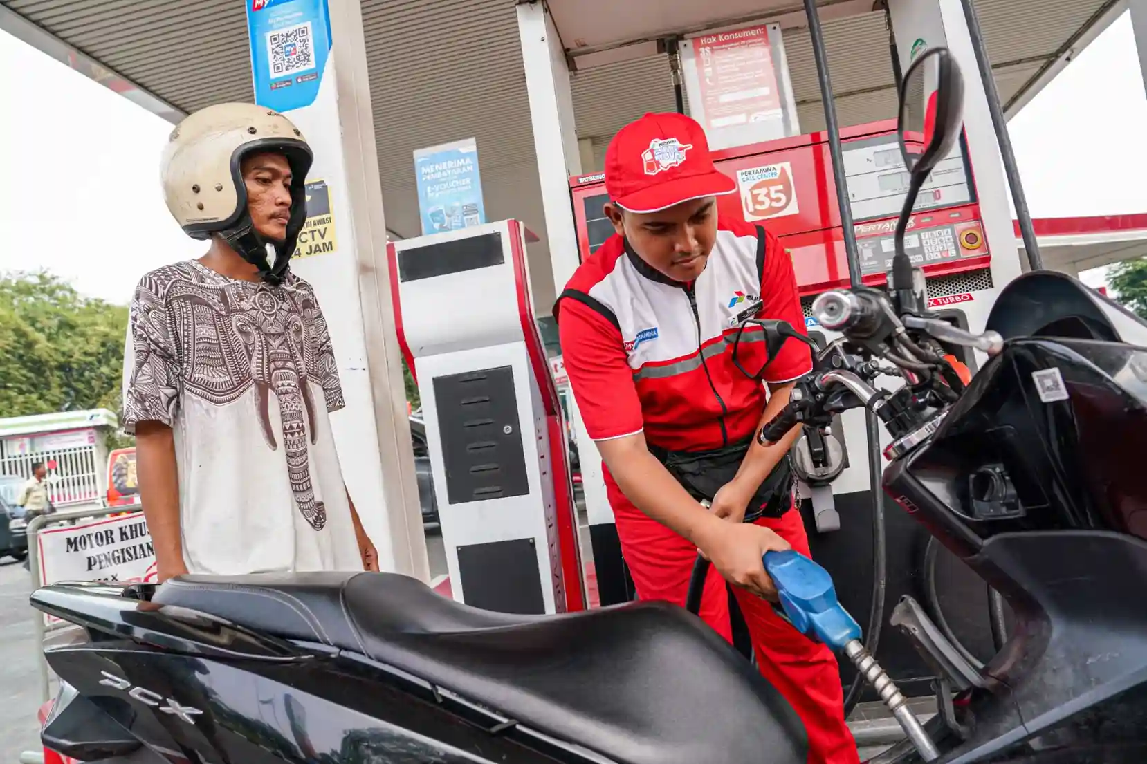 Ilustrasi - Petugas SPBU mengisi bahan bakar salah satu kendaraan. Foto: Dok Pertamina.