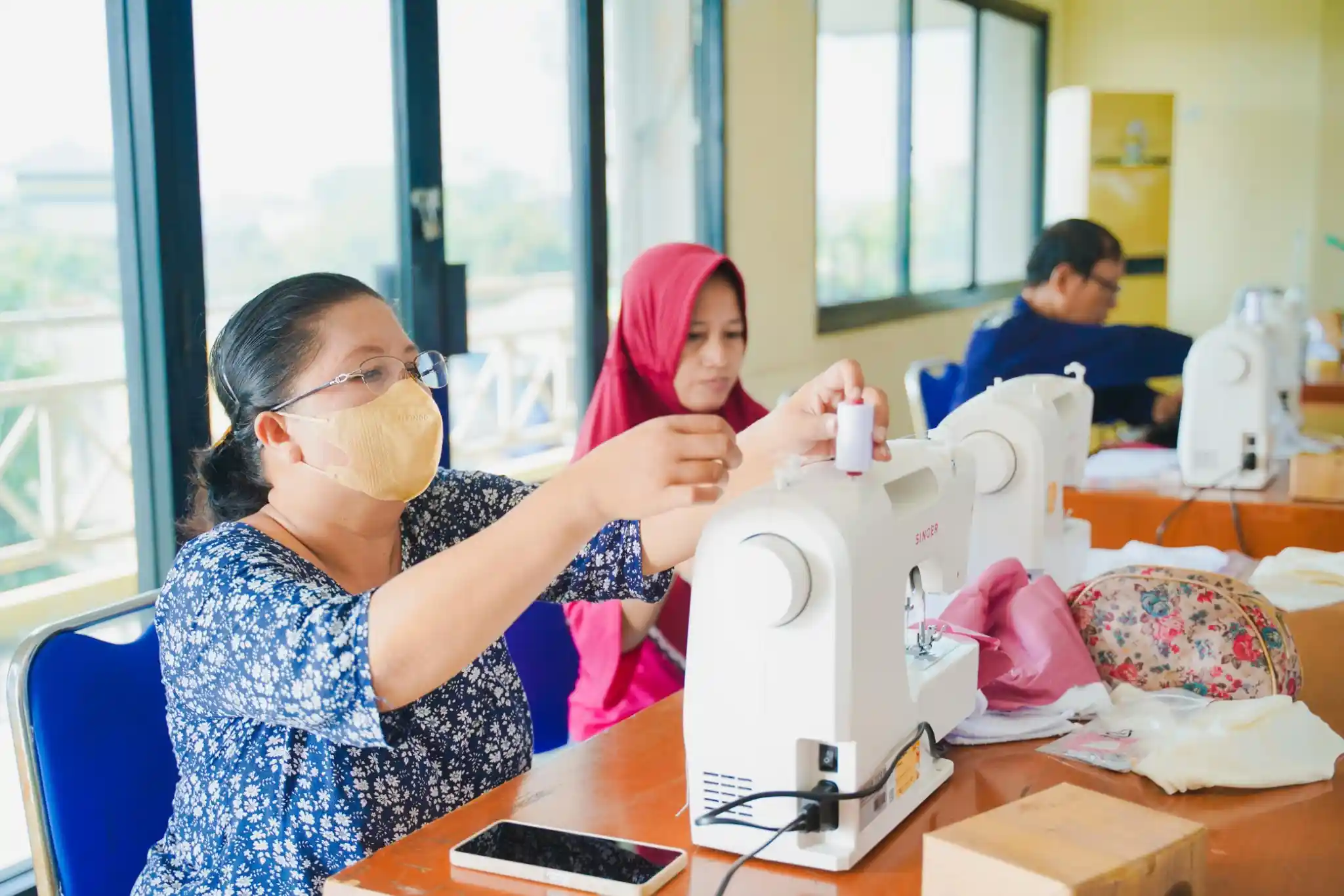 Ilustrasi - Penjahit pembuat diapers UMKM binaan BRI. Foto: Dok BBRI.