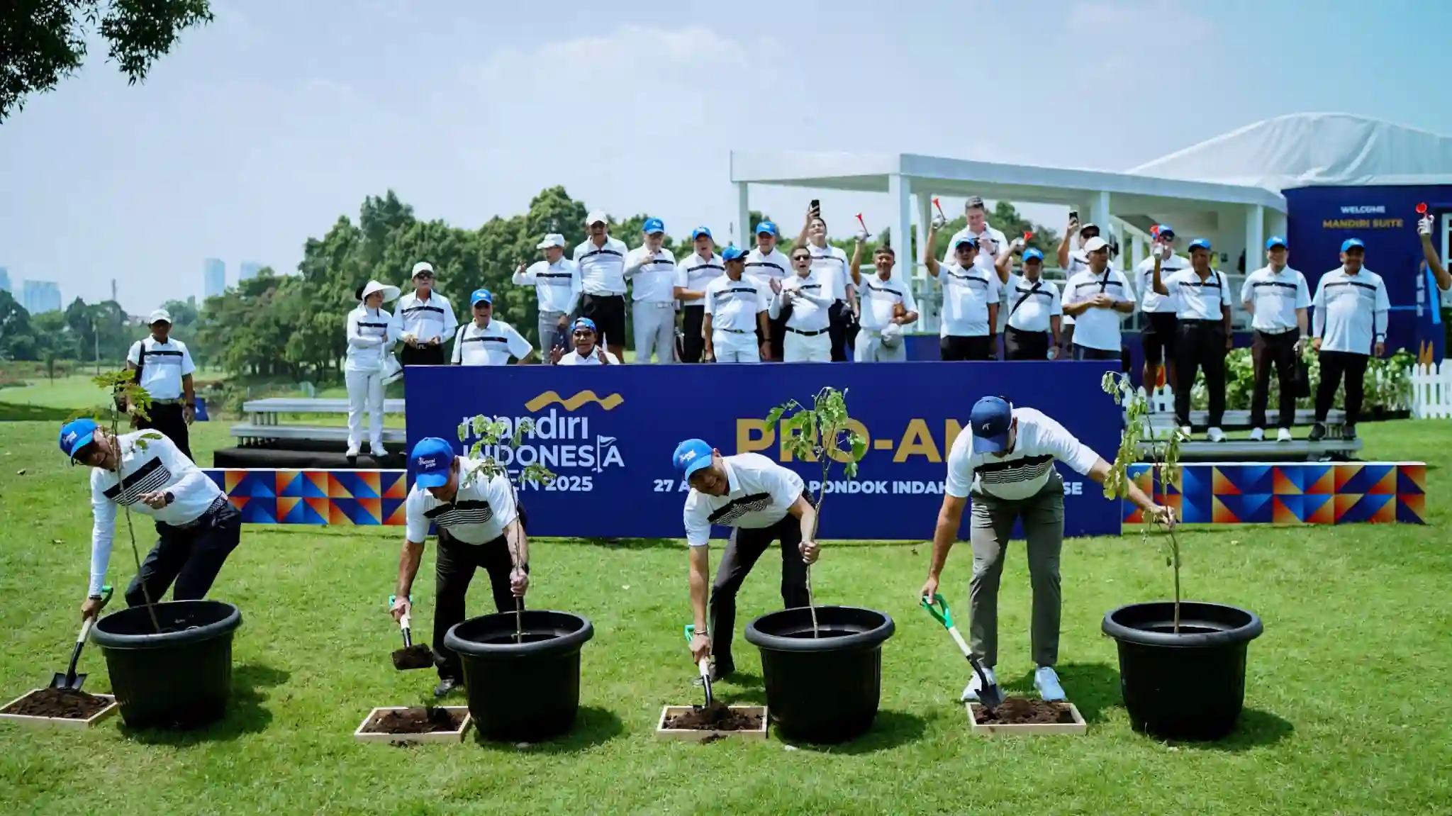 Penanaman pohon mangrove secara simbolis oleh Bank Mandiri. Foto: BMRI.