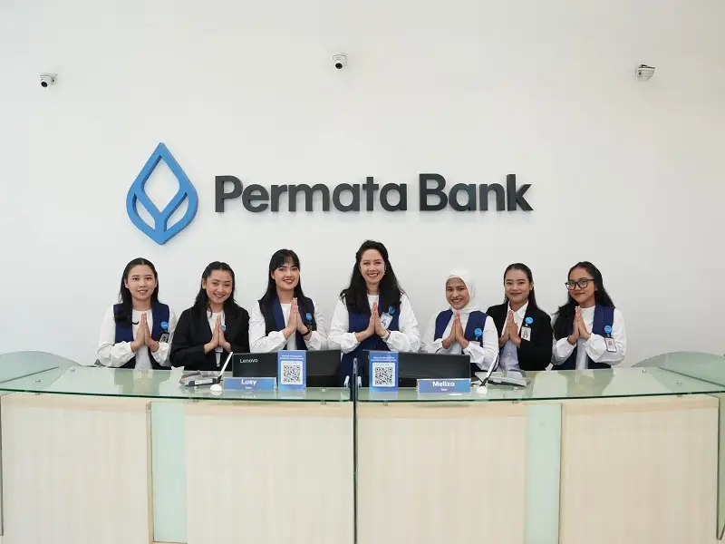 Direksi Permata Bank saat menjadi teller pada perayaan Hari Pelanggan Nasional. Foto: doc Permata Bank. 