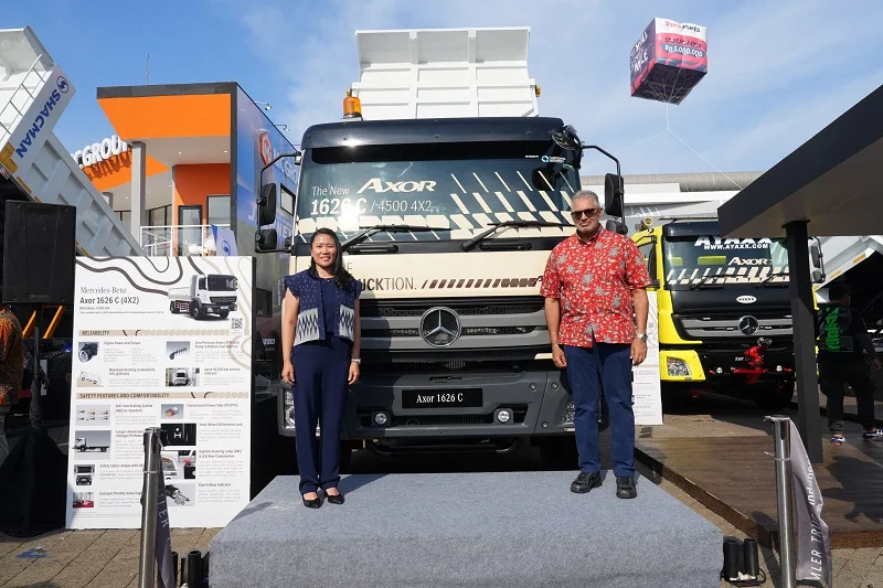Seremoni pemotongan pita pada peluncuran Mercedes-Benz Axor 1626 C. Foto: doc DCVI