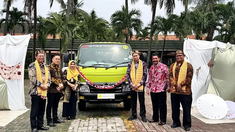 Penyerahan truk Hino 300 Series kepada SMKN 2 Tangerang. Foto: doc HMSI
