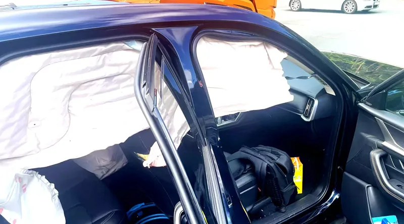 Mazda CX60 yang mengalami kecelakaan akibat airbag-nya meledak. Foto: Carscoops.