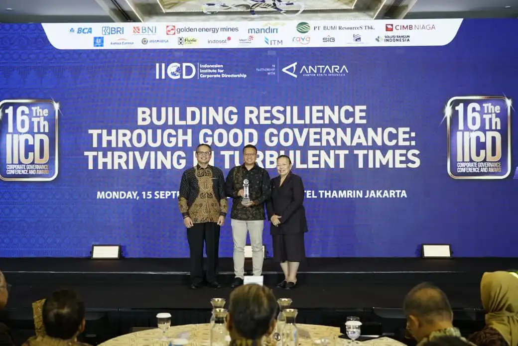 Penghargaan Best SOE (Big Cap) dari IICD 2025 menegaskan komitmen Telkom dalam GCG dan ESG untuk memperkuat daya saing global. Foto: dok. Telkom