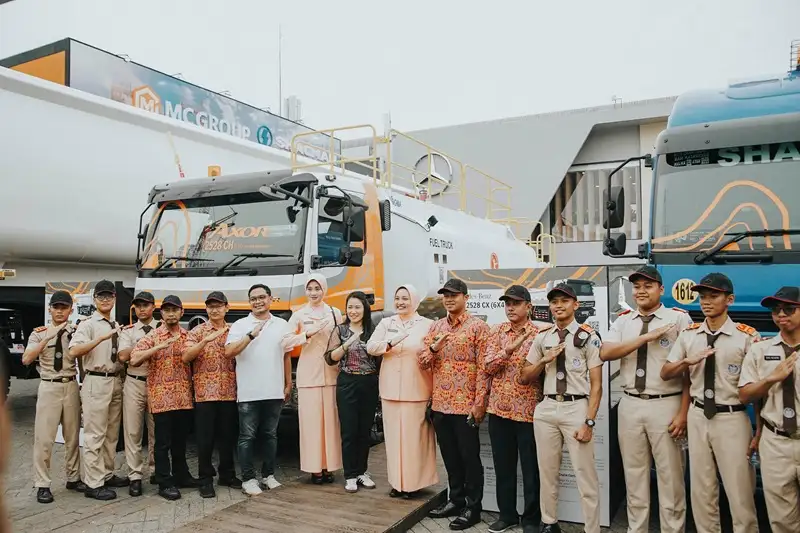 Penyerahan mesin bus Mercedes-Benz OF 917 kepada SMK 1 Angkasa Jakarta. Foto: doc DCVI
