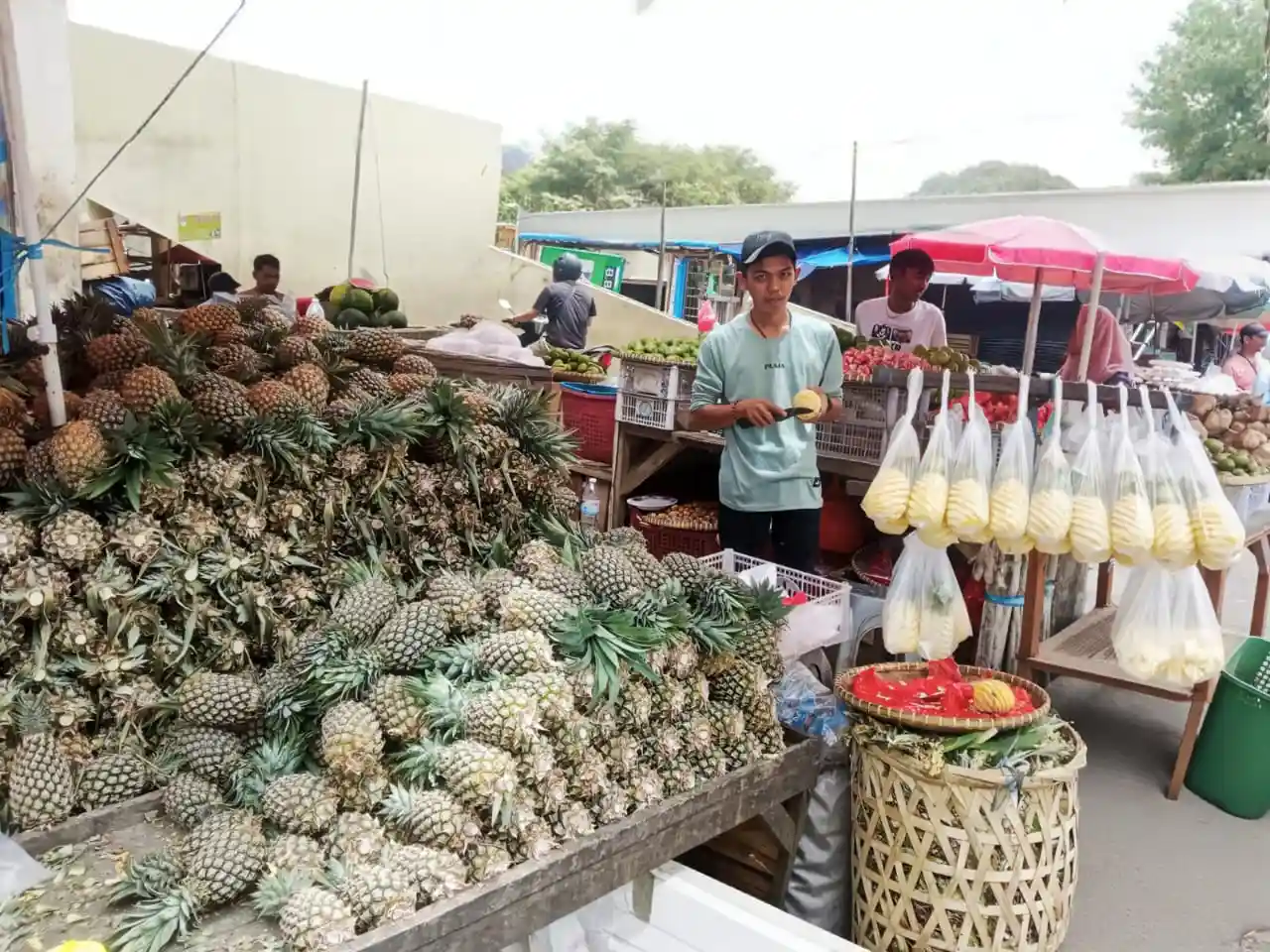 Berawal dari lapak kecil, Nadi Sugiharto sukses besarkan usaha ‘Nanas Nadi’ selama 30 tahun berkat dukungan pembiayaan KUR BRI dan inovasi produk. Foto: dok. BRI