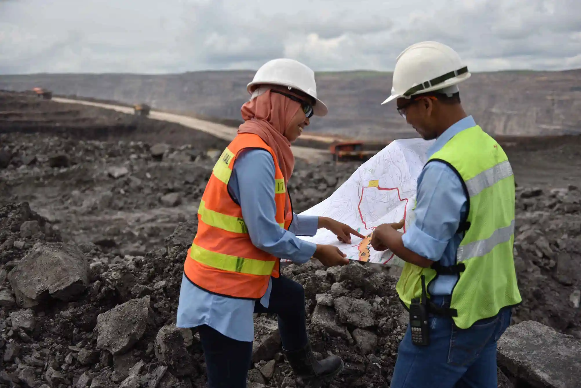 Dua pekerja PT Bumi Resources Tbk. Foto: Dok BUMI.