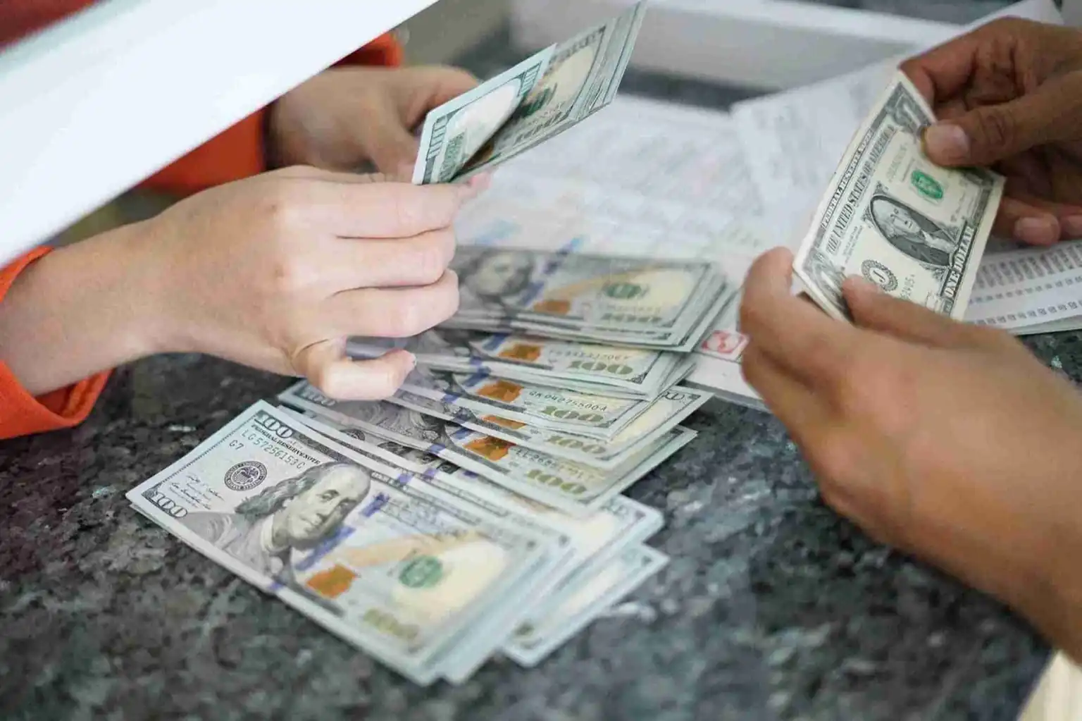 Ilustrasi menghitung dolar AS. Foto: Dok KabarBursa.