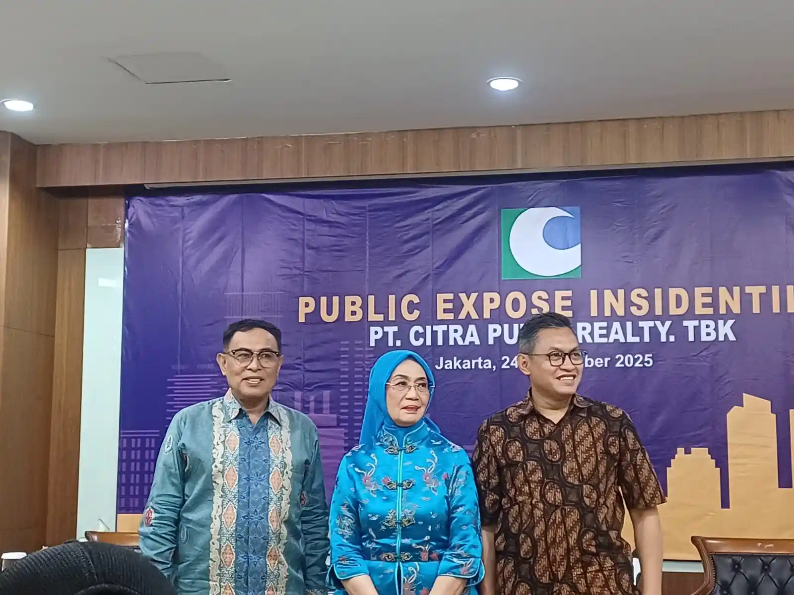 Dari kiri Direktur CLAY Chairul Umaiya , Direktur Utama CLAY Nany Adriani dan Corporate Secretary Joko Santoso di The City Tower, Jakarta pada Rabu, 24 September 2025. Desty Luthfiani/ KabarBursa.com