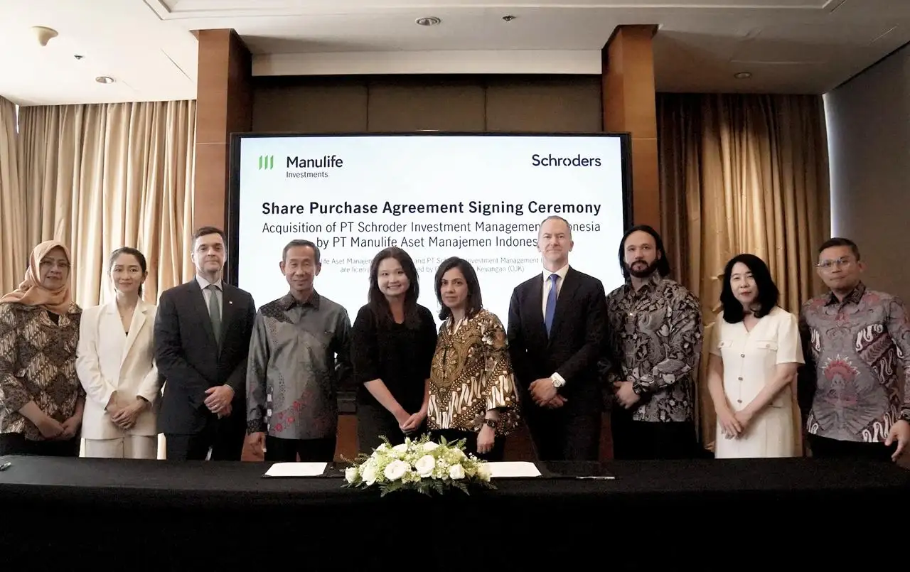 Jajaran Direksi PT Manulife Aset Manajemen Indonesia (MAMI) saat menandatangani perjanjian akuisisi PT Schroder Investment Management Indonesia. Doc. Manulife