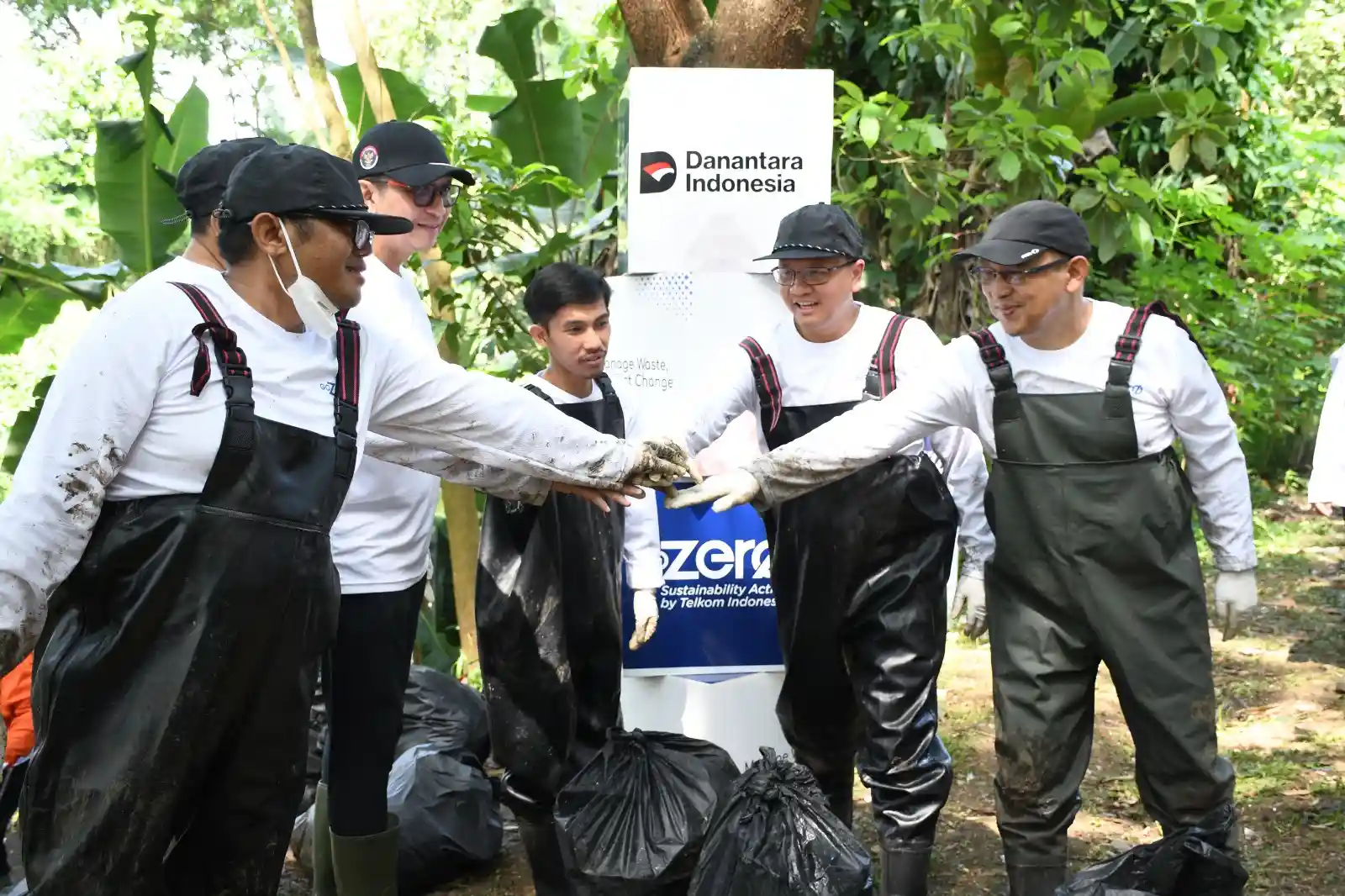 Telkom bersama Pandawara Group bersihkan Sungai Cioray Bandung, angkat 1.481 kg sampah, wujud nyata komitmen ESG dan keberlanjutan lingkungan. Foto: dok. Telkom