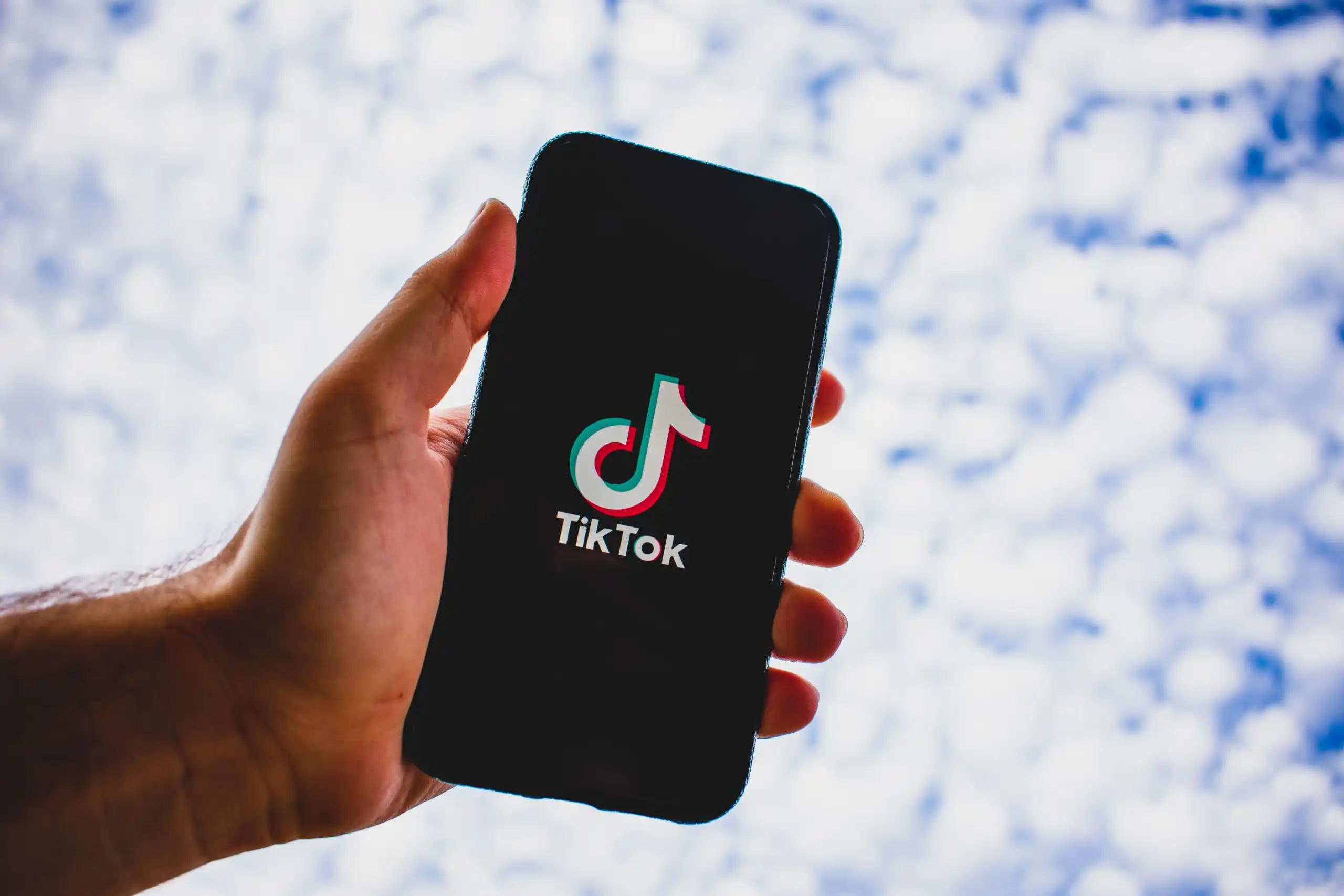 Sanksi tersebut dijatuhkan karena TikTok terlambat menyampaikan pemberitahuan atas akuisisi mayoritas saham PT Tokopedia