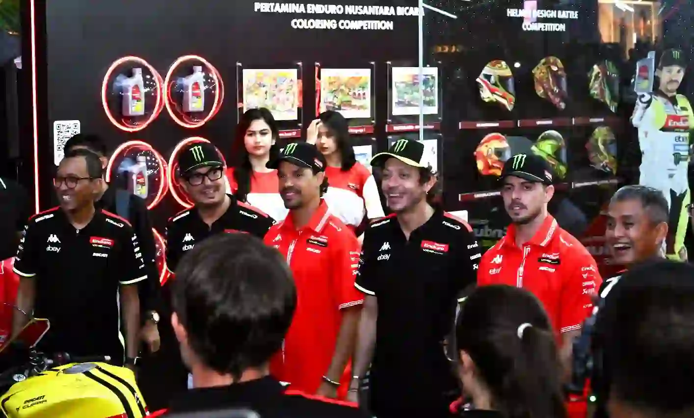 Valentino Rossi dan pembalap VR46 Racing Team disambut meriah fans Indonesia di Jakarta, jadi pemanasan jelang MotoGP Mandalika 2025. Foto: dok. Pertamina 