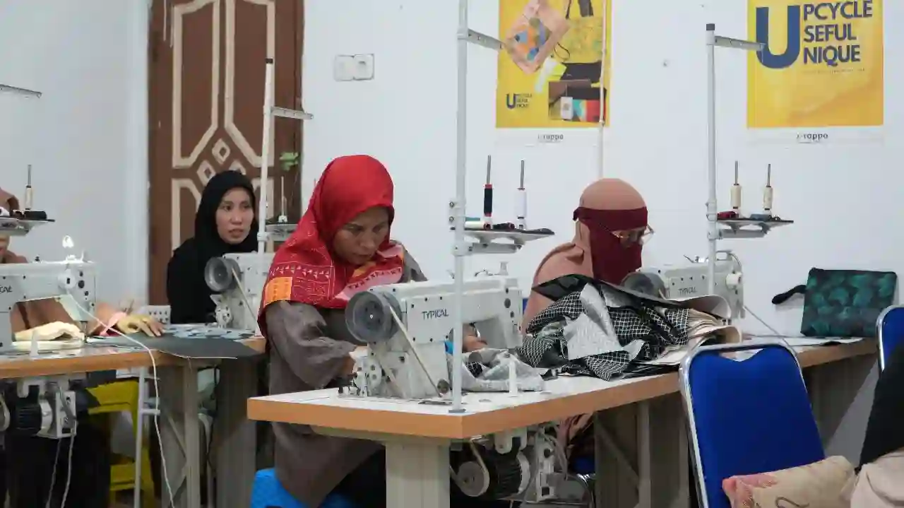 META dan Rappo Indonesia olah limbah plastik jadi fesyen modern, berdayakan perempuan Makassar dan dorong geliat ekonomi hijau. Foto: dok. META