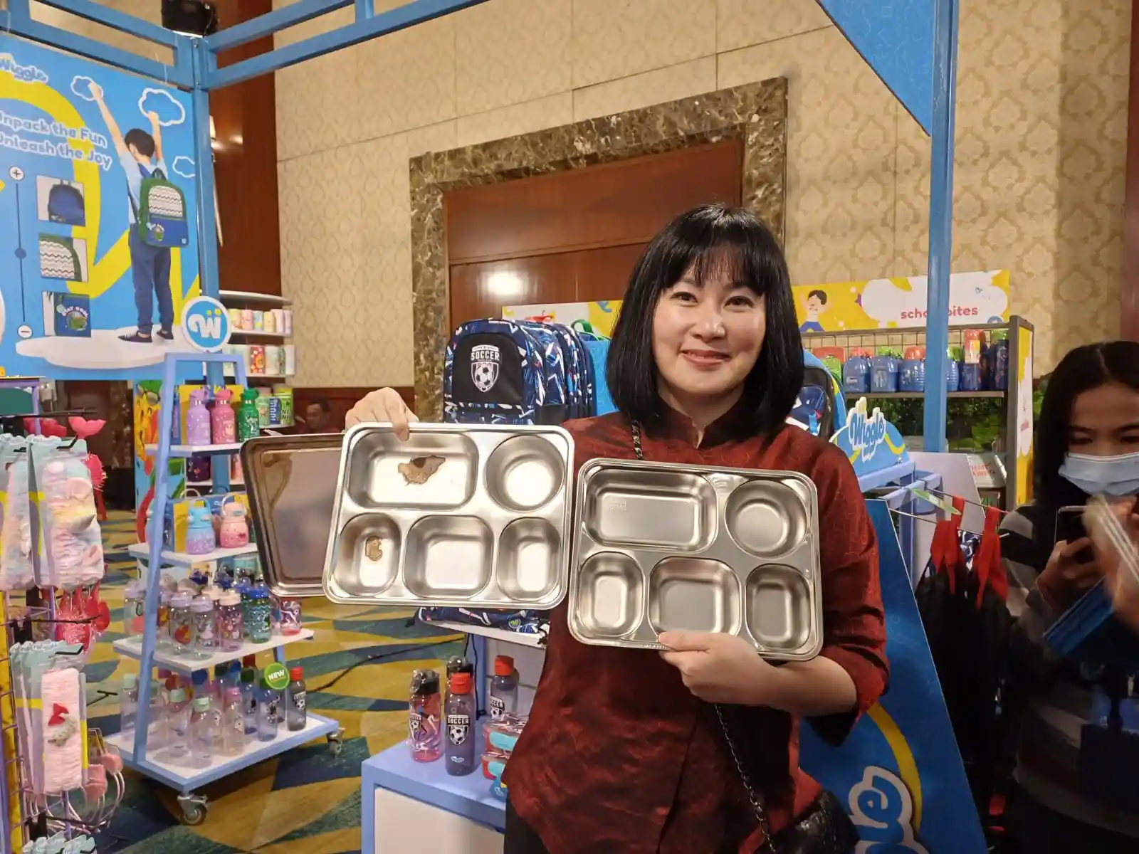 Direktur Utama LIVE, Ellies Kiswoto membedakan food tray untuk program MBG dengan produk yang di bawah standar di Senayan City, Jakarta. Desty Luthfiani/KabarBursa.com