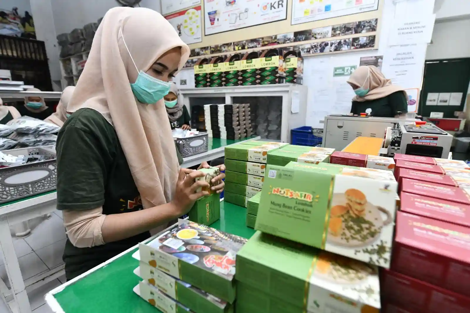 Pertamina angkat UMKM Lombok ke panggung dunia, usaha kue Nutsafir jadi sorotan di Mandalika. Foto: dok. Pertamina