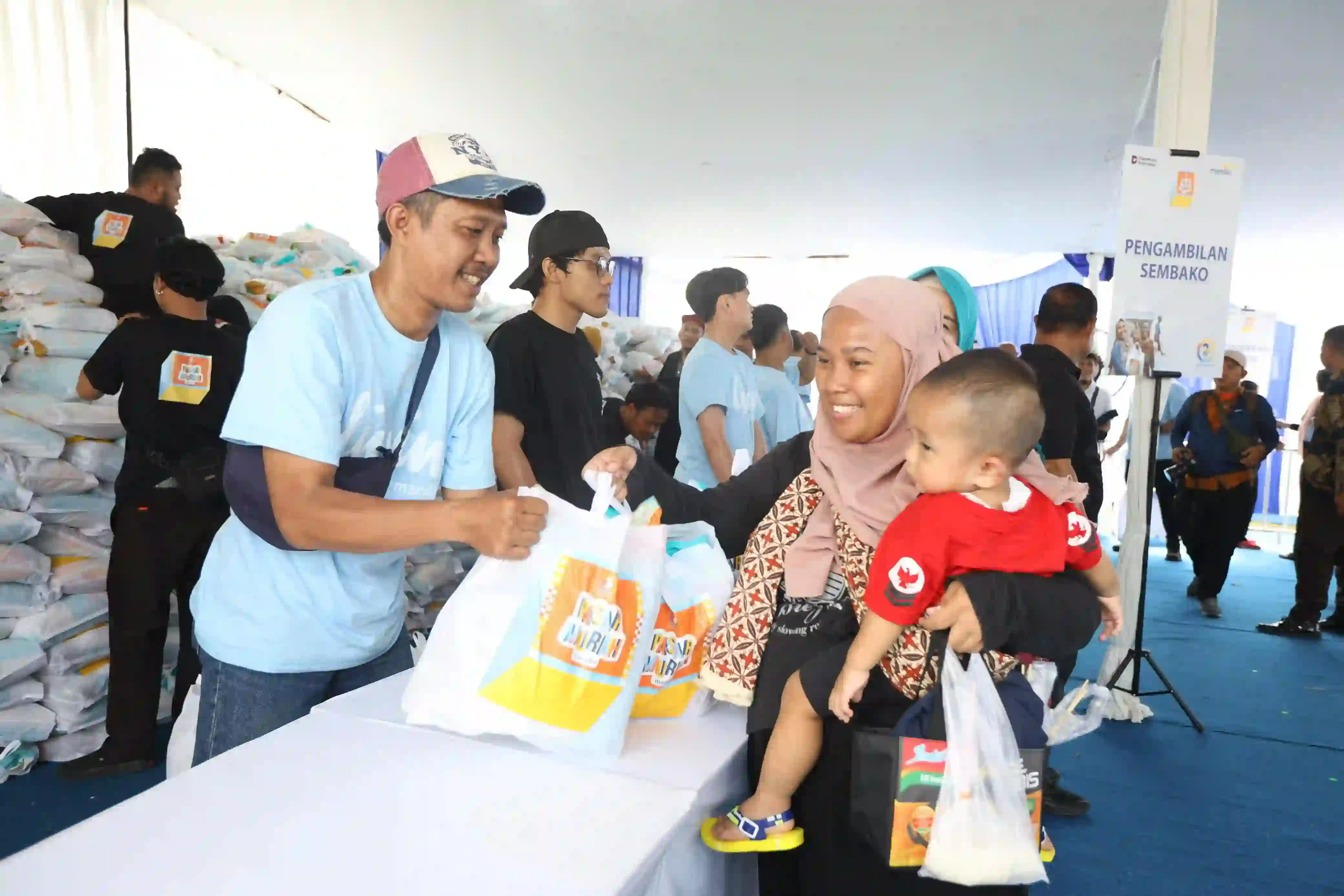 Bank Mandiri rayakan HUT ke-27 dengan Pasar Murah, sediakan 50 ribu paket sembako dan libatkan 400 UMKM demi majukan ekonomi rakyat. Foto: dok. Mandiri