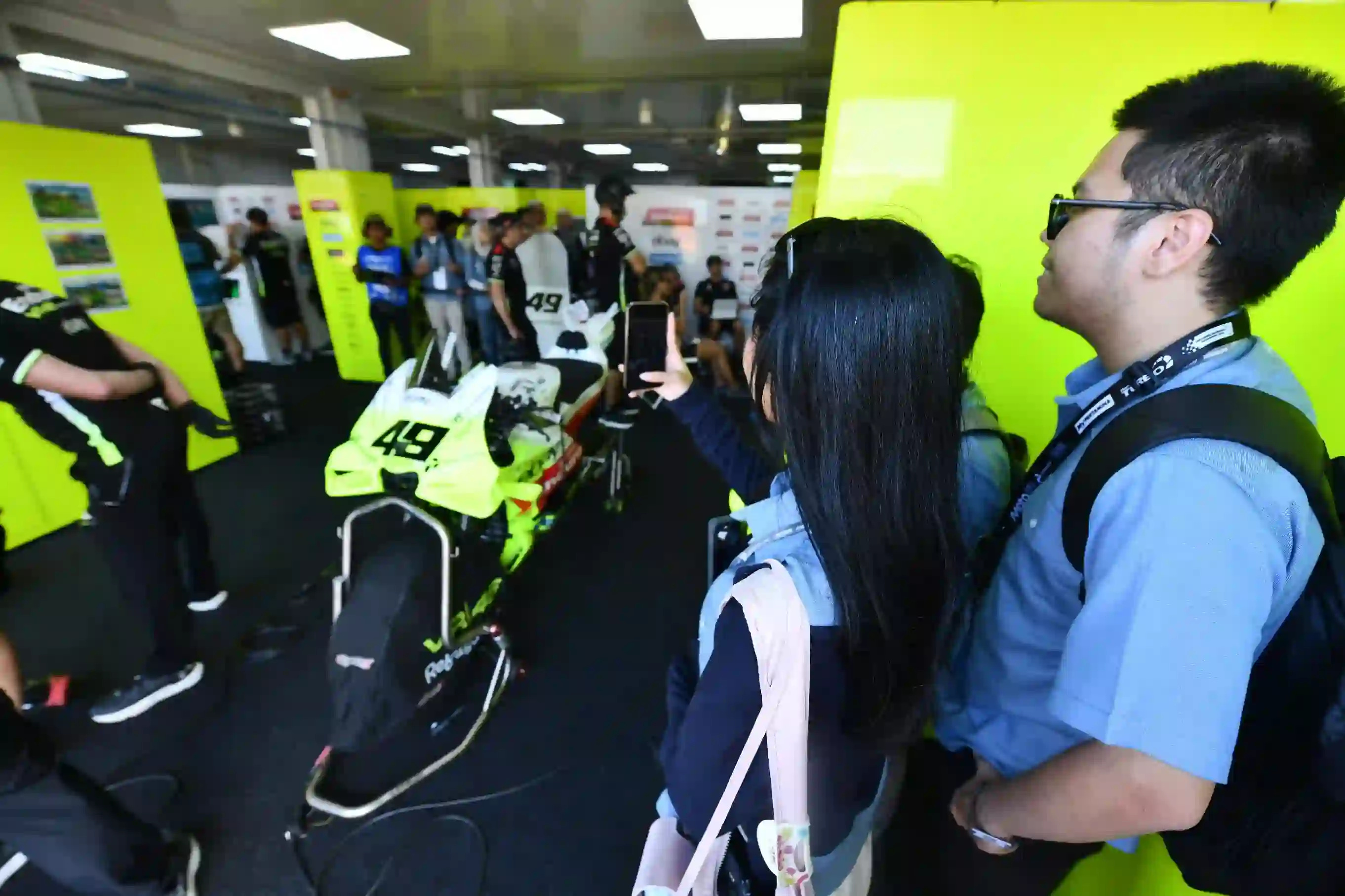 Pertamina beri pengalaman eksklusif mahasiswa berprestasi dalam program PGTC di MotoGP Mandalika 2025. Foto: dok. Pertamina