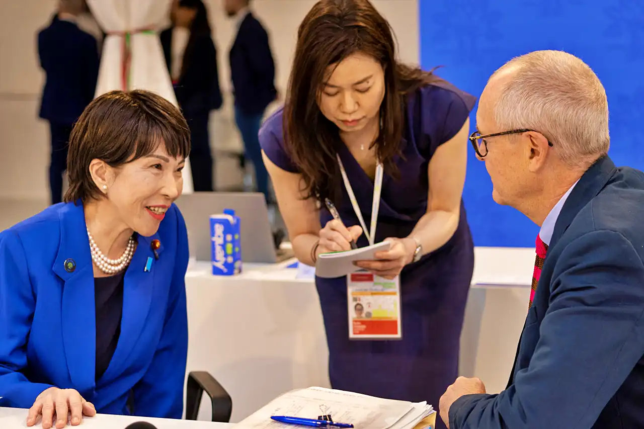 Menteri Sains Inggris Sir Patrick Vallance bertemu dengan Menteri Sanae Takaichi dari Jepang di sela-sela agenda kerja sama bilateral bidang riset dan inovasi teknologi, Bologna, Italia, 8 Juli 2024. (Foto: Dok. DSIT/Zoe-Rose Herbert)