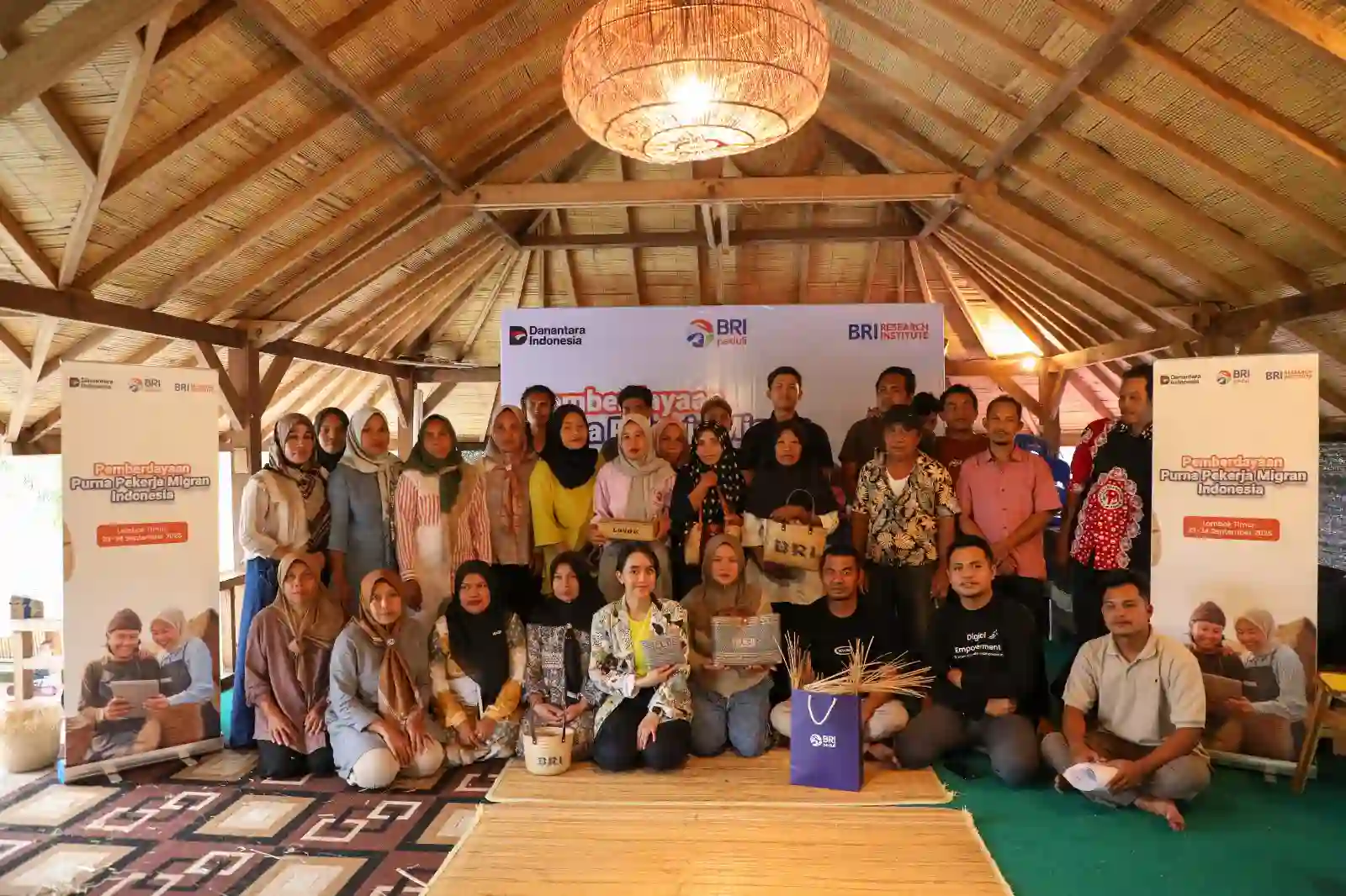 BRI Peduli bantu Purna PMI di Lombok tingkatkan keterampilan hingga ekonomi lewat pelatihan kerajinan bambu. Foto: dok. BRI