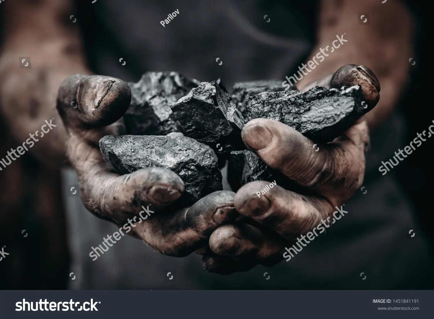 Ilustrasi batu bara di tangan penambang. Foto: Shutterstock.