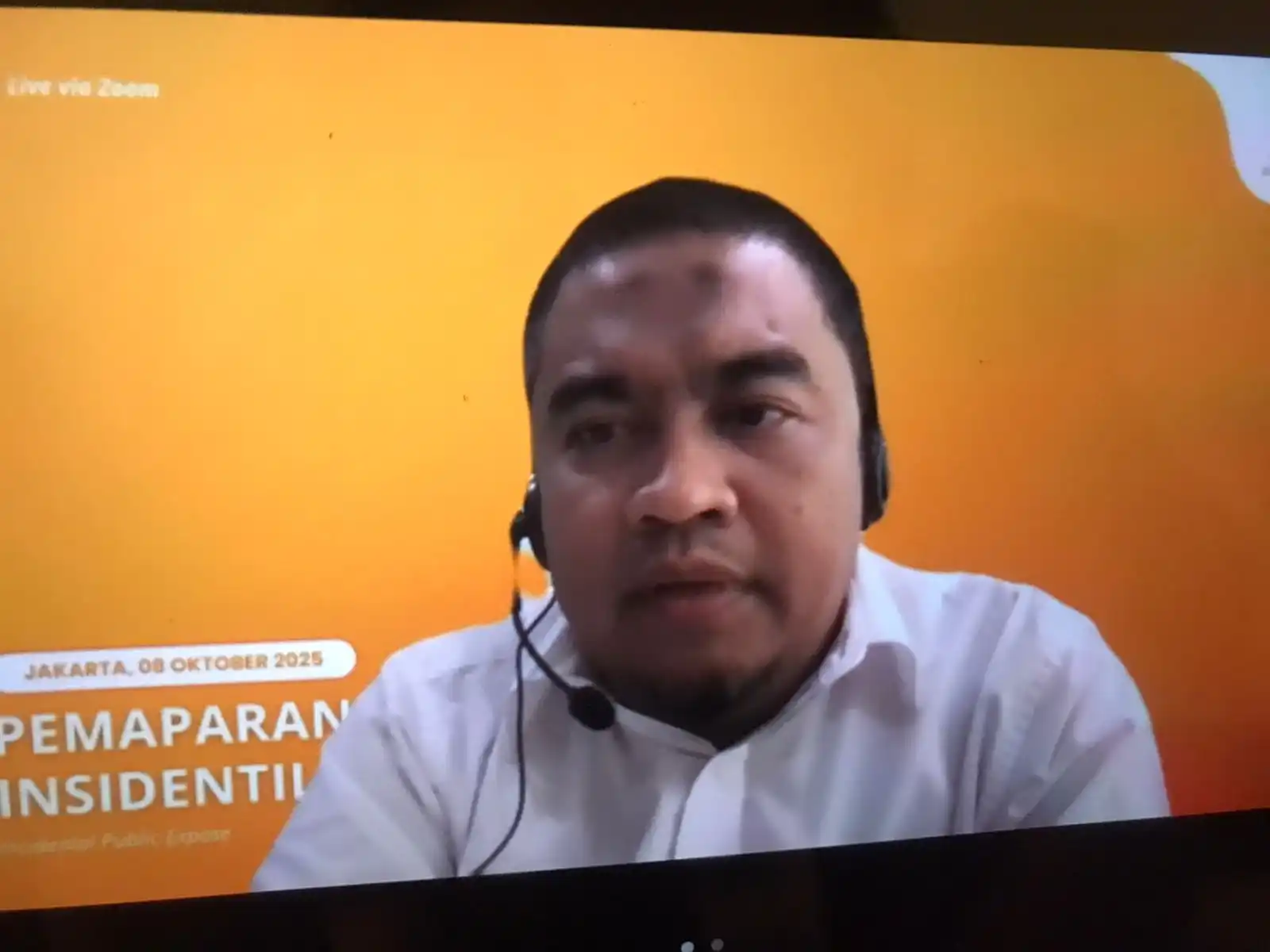  Tangkapan Direktur Utama REAL, Aulia Firdaus saat melakukan pemaparan materi publik expose.