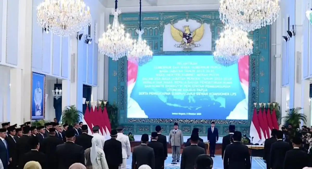 Presiden Prabowo Subianto melantik Dony Oskaria sebagai Kepala Badan Pengaturan BUMN di Istana Negara, Jakarta. Foto: Dok BPMI Sekretariat Presiden.