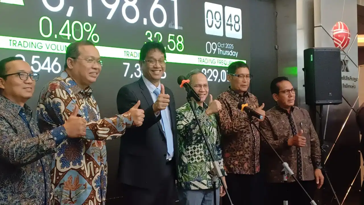 Menteri Keuangan RI Purbaya Yudhi Sadewa (tengah) didampingi Direktur Bursa Efek Indonesia Iman Rachman samping kirinya, Dewan Komisioner OJK Mahendra Siregar dan Kepala Eksekutif Pengawas Pasar Modal OJK, Inarno Djajadi. Desty Luthfiani/KabarBursa.com